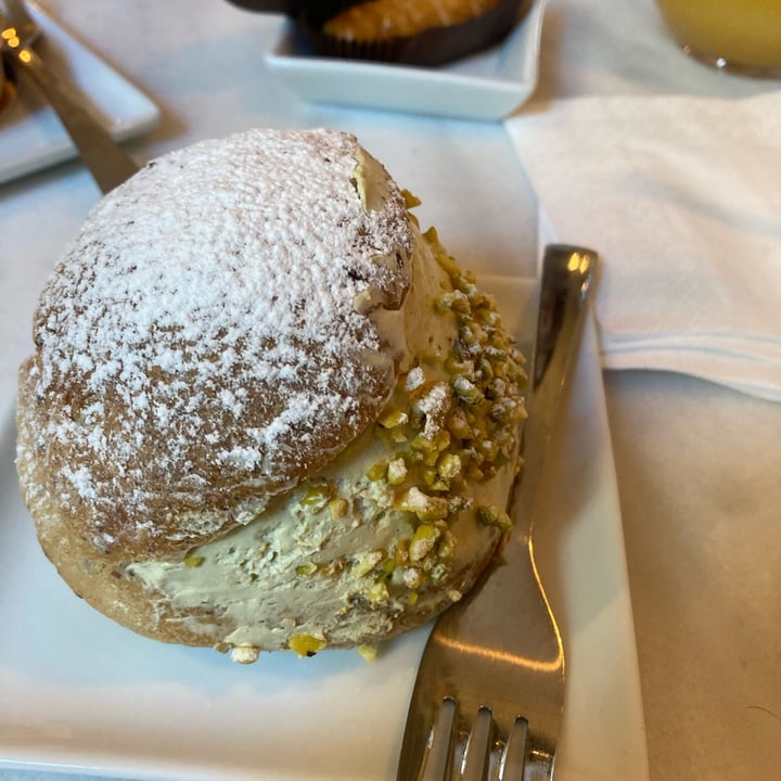 photo of Pasticceria Nepà maritozzo al pistacchio shared by @alecrisci on  21 Jul 2023 - review