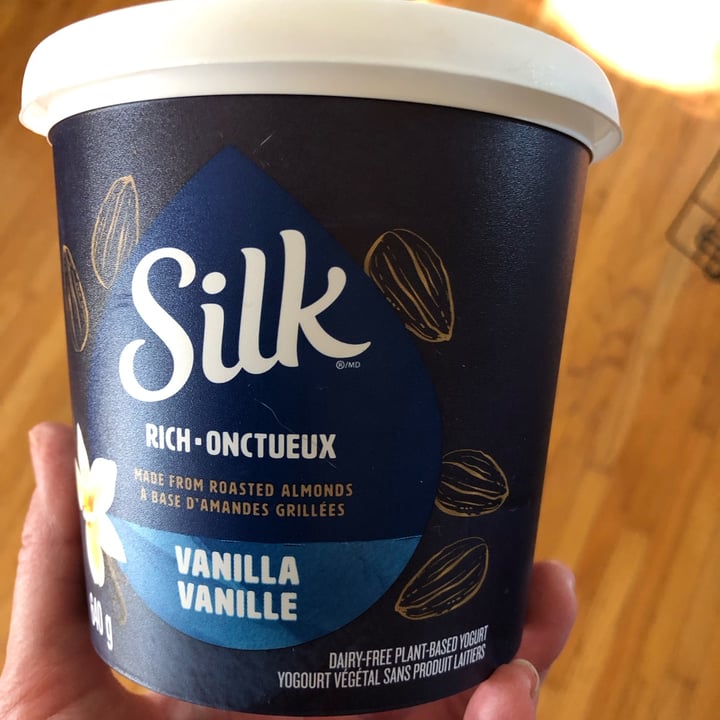 photo of Silk Almond yogurt vanilla shared by @lindsaymcmindsay on  23 Jun 2023 - review