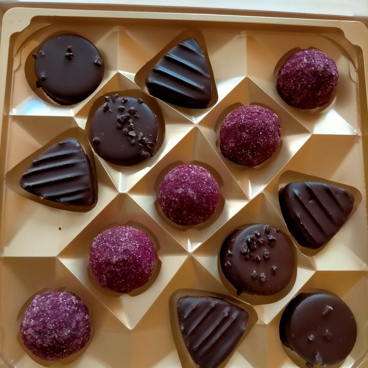 photo of Vemondo Vegan praline selection shared by @aquiles on  12 Feb 2023 - review