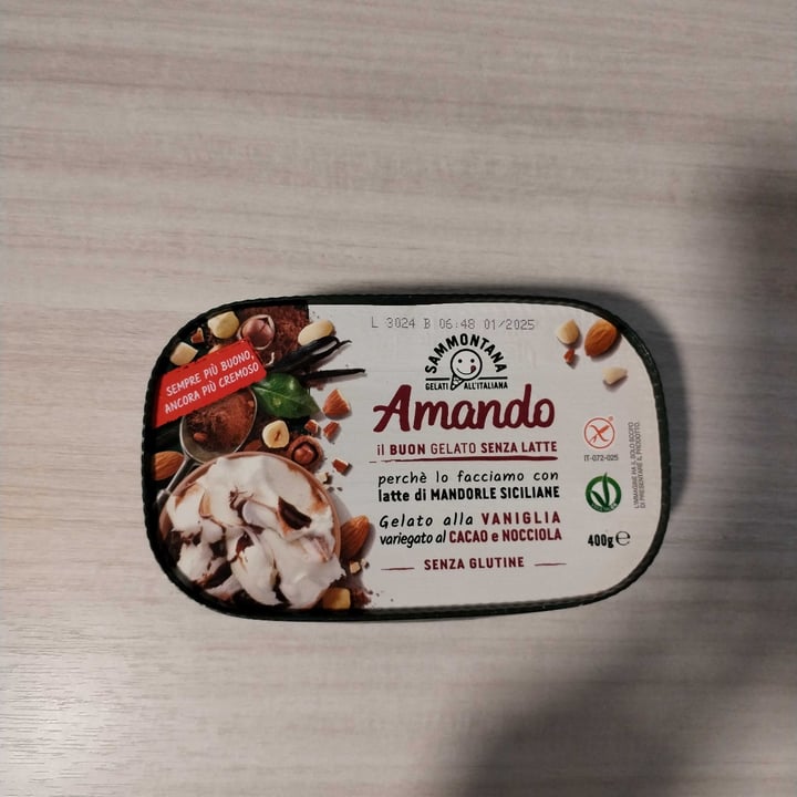 photo of Sammontana Amando gelato alla vaniglia variegato al cacao e nocciola shared by @esterdoppiaw on  10 Jun 2023 - review