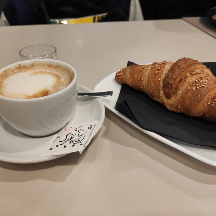 photo of Caffè Siveri Cappucino di soia e croissant all'arancia shared by @nociaperte on  03 Jan 2023 - review