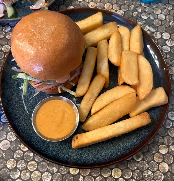 photo of Love Shack Symplicity Burger shared by @sofiaefragile on  08 Jul 2023 - review