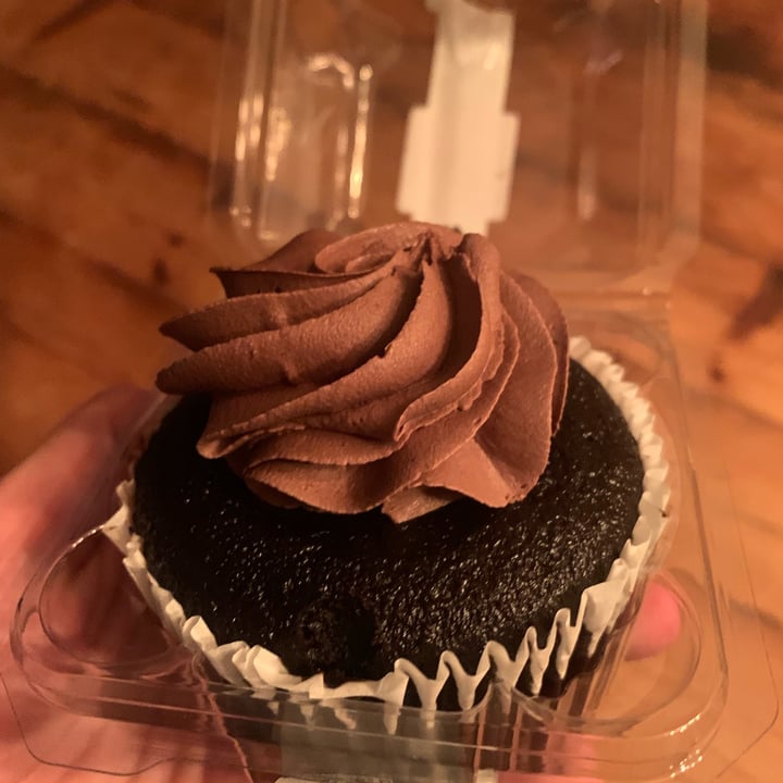 photo of Just Desserts San Francisco Midnight Chocolate Cupcake shared by @yoatzin on  13 Aug 2023 - review