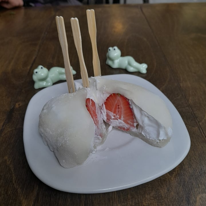 photo of Vegan Ramen Mei CDMX Mochi Con Fresa shared by @sofia-eb-her on  13 Jan 2023 - review