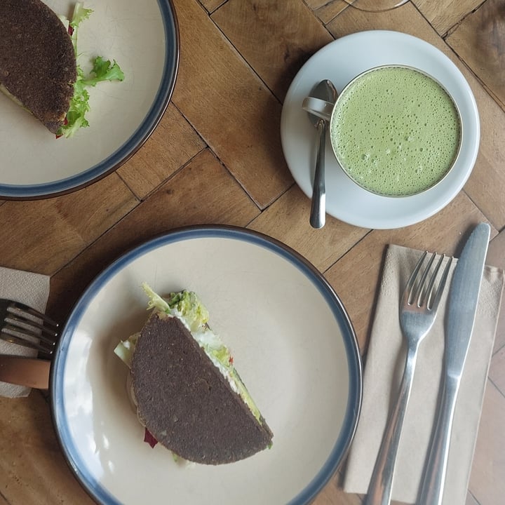 photo of Écru Avocado-Cashew Sandwich shared by @piovonofalafel on  30 May 2023 - review