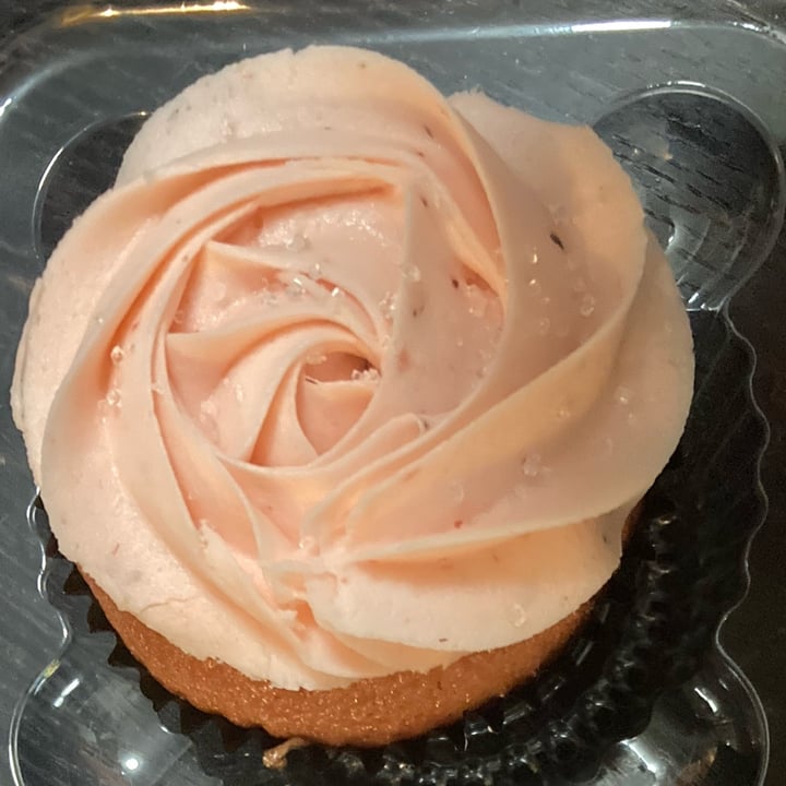 photo of Ooh La La Cupcakes Strawberry Vegan Cupcake shared by @miranda24680 on  17 Jun 2023 - review