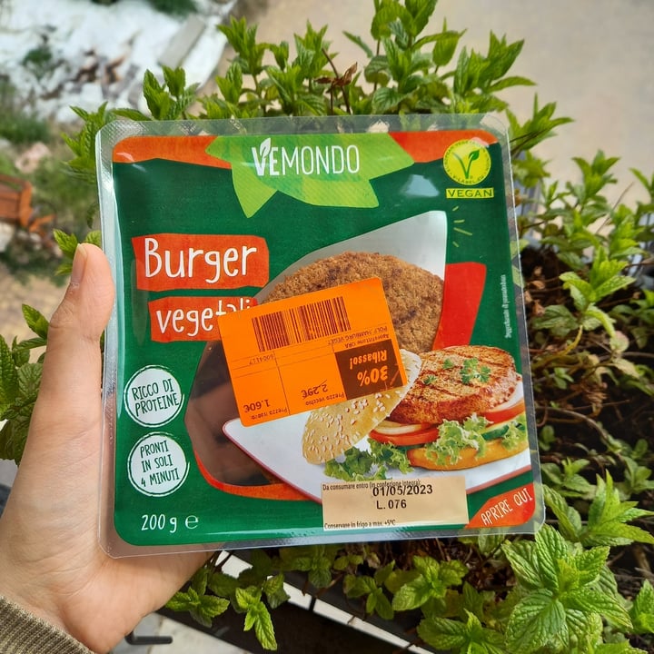 photo of Vemondo 2 Burger vegetali shared by @martiardi on  30 Apr 2023 - review