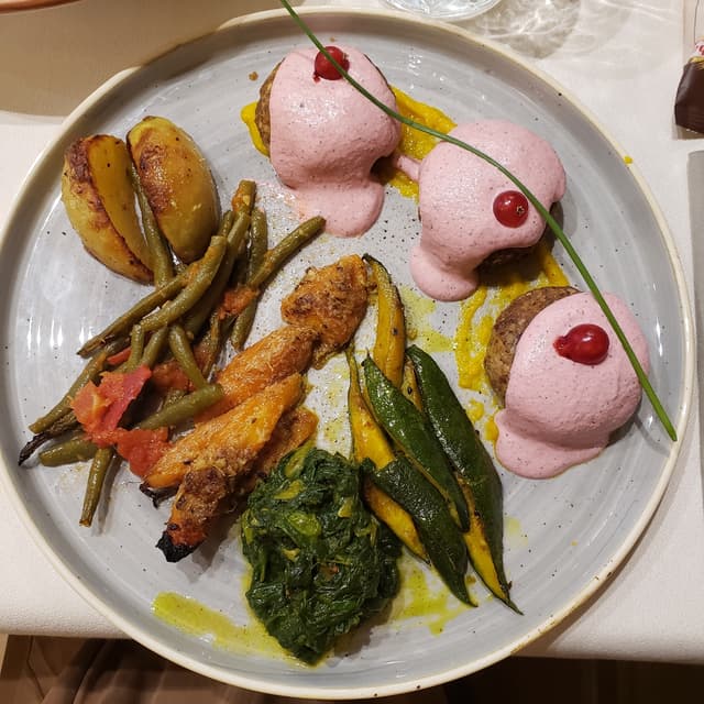 Photo of the dish “Polpette Di Quinoa E Legumi Con Verdure Di Stagione”