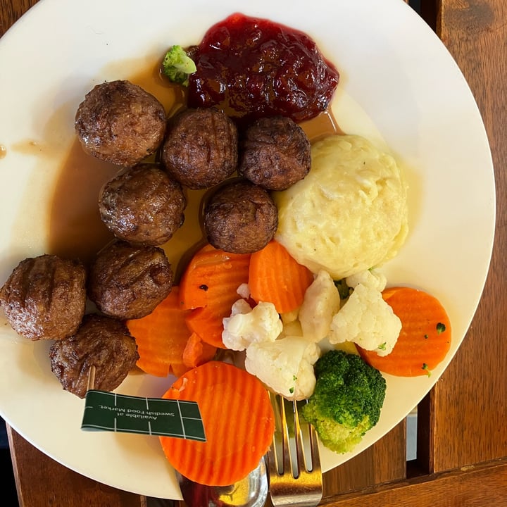 photo of IKEA Restaurant plant balls with mashed potato and mixed vegetables shared by @veganhubby on  28 Apr 2023 - review