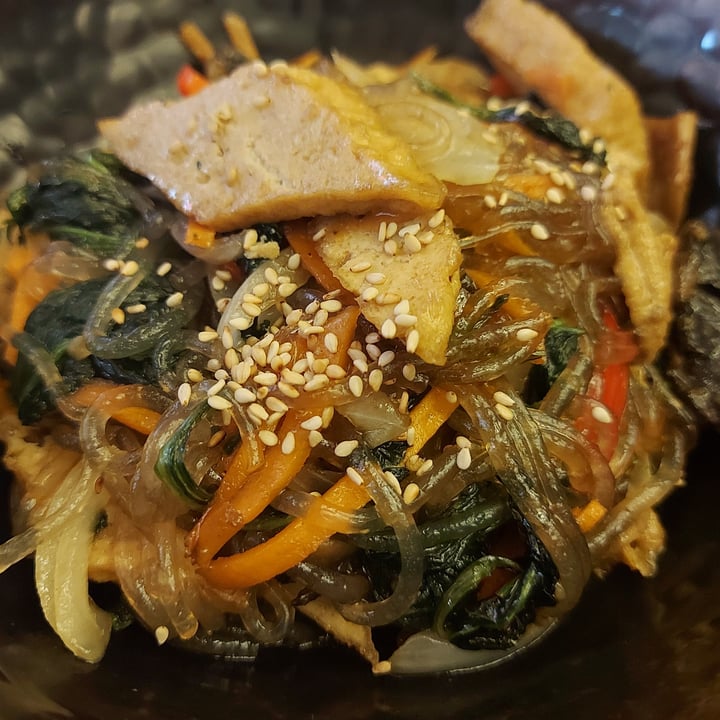 photo of Mr Ho Fideos koreanos de batata con vegetales y hongos salteados acompañados con arroz shared by @veganbandit on  26 Apr 2023 - review