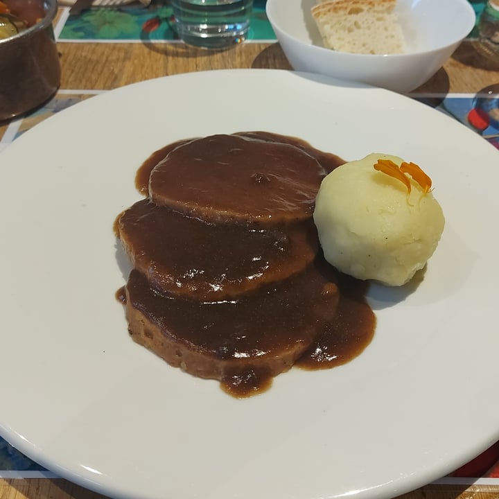 photo of Essenza Love Natural Food Arrosto Di Seitan Rosa Con Cremoso Di Patate Con Demi-glace shared by @nemorosa on  08 Aug 2023 - review