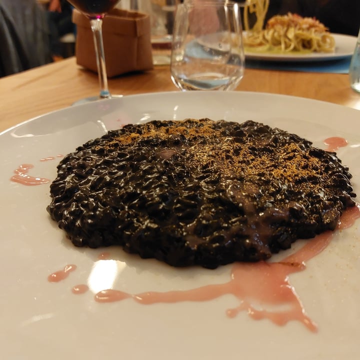 photo of Ristorante La Casina di Alice Risotto All'aglio Nero E Carbone Vegetale Con Sentori Agrumati, Glassa Di Melograno E Polvere D'oro shared by @dollygrace on  14 May 2023 - review