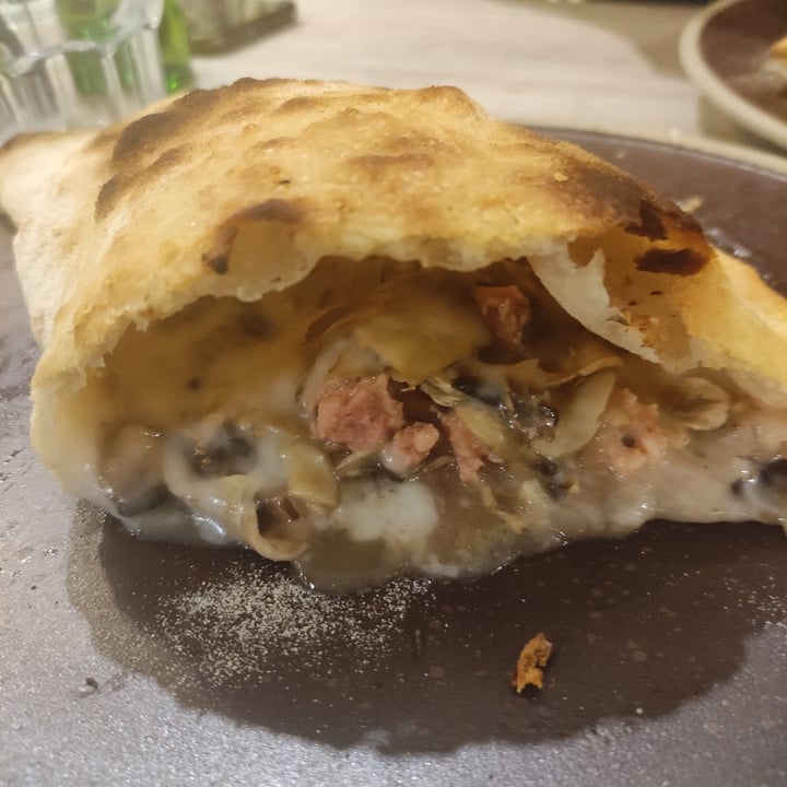 photo of Al Pachino Calzone funghi e salsiccia shared by @claveg on  12 Jan 2023 - review