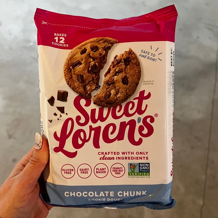 photo of Sweet Loren's chocolate chunck cookies shared by @danidarling06 on  28 Mar 2023 - review