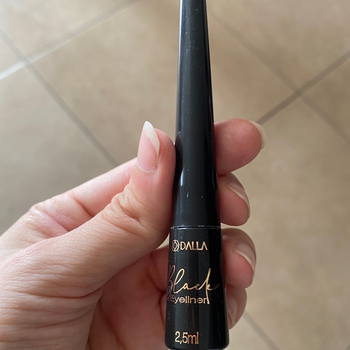 photo of Dalla Makeup Delineador Liquido "Black Eyeliner" shared by @veganiciousbab on  04 Apr 2023 - review