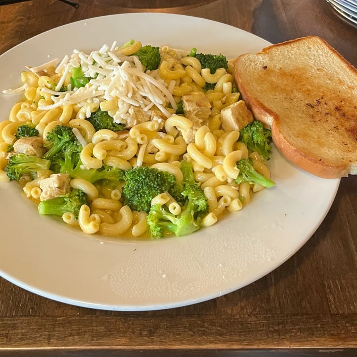 photo of The Point Pub & Grill Vegan chicken Mac and cheese with garlic bread shared by @upliftingjaguar37 on  24 Jun 2023 - review