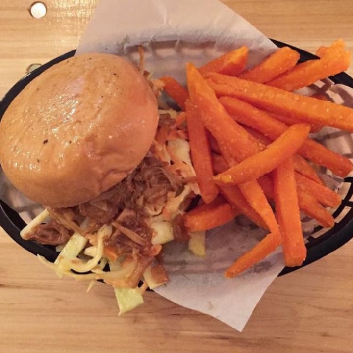 photo of Mooshies London Vegan Burger Bar jackfruit burger shared by @cheapsoybean on  13 Aug 2023 - review