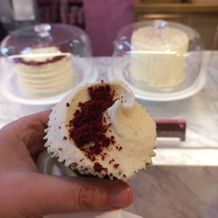 photo of The Hummingbird Bakery - Notting Hill Red velvet cupcake shared by @obstinatevegangirl on  12 Mar 2023 - review