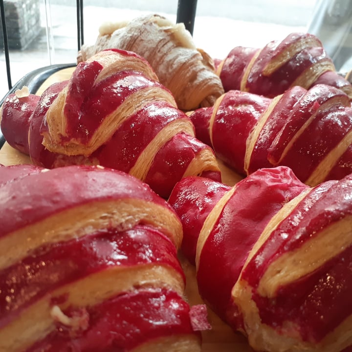 photo of Le Panem Callao croisant de pastelera y frutilla shared by @lalaveg on  28 Jun 2023 - review