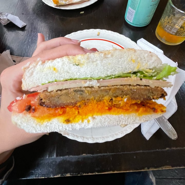 photo of La Vegana cantina Sandwich De Milanesa De Garbanzo shared by @valenequiza on  17 Apr 2023 - review