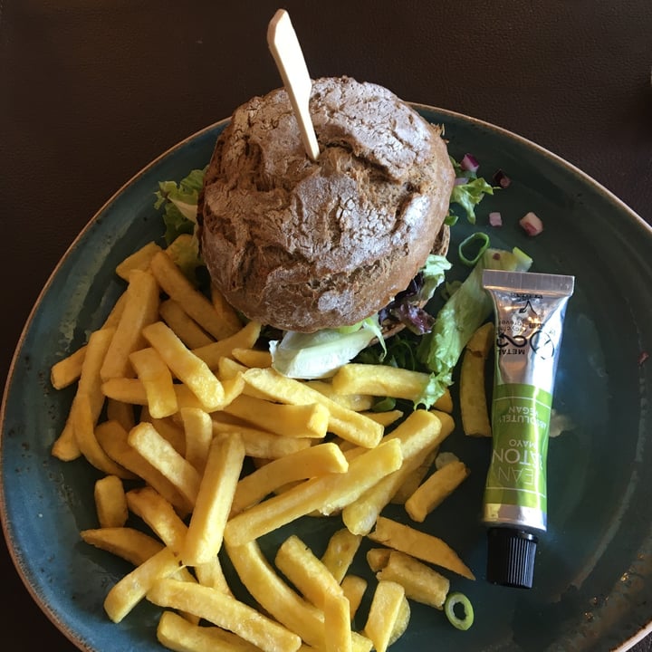 photo of De Limbourg Sittard Dutch Weed Burger shared by @taz on  07 Mar 2023 - review