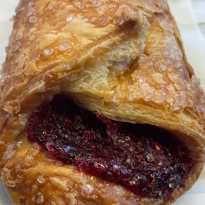photo of Pret A Manger Very Berry Croissant shared by @bryanvegan on  20 Jan 2023 - review