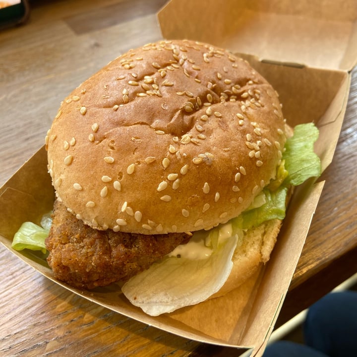 photo of KFC London - Leicester Square Vegan Burger shared by @stephanievazq on  29 May 2023 - review
