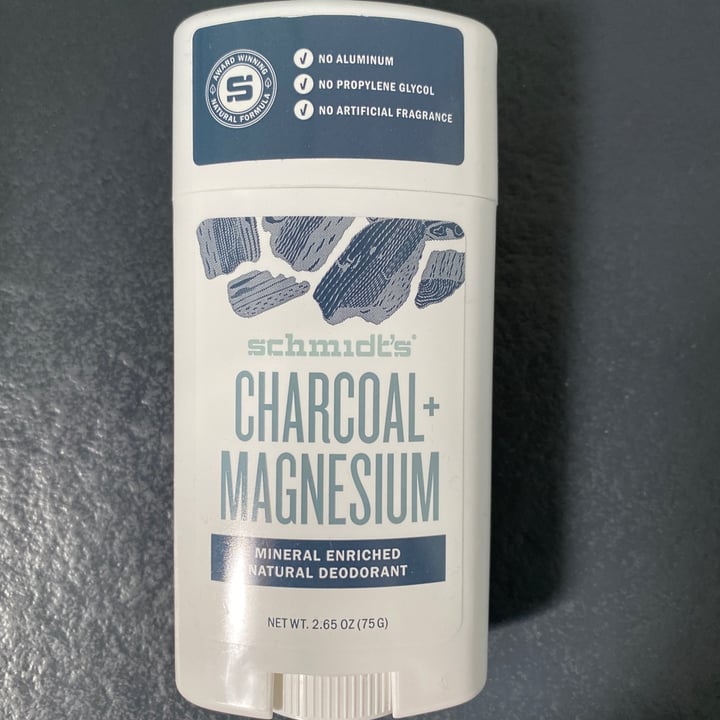 photo of Schmidt's charcoal & magnezium natural deodorant shared by @illulaura on  18 Apr 2023 - review