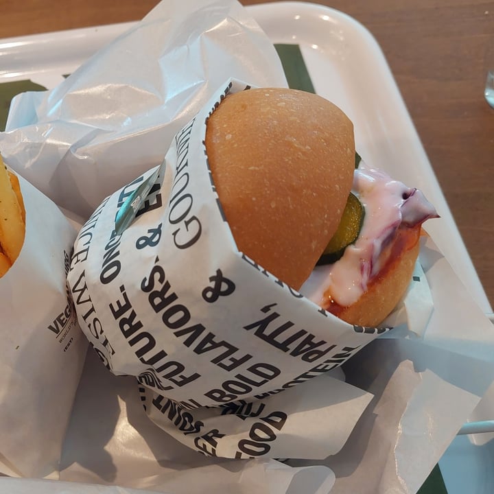 photo of VEGANBURG Woodleigh Chikn' Buffalo shared by @sadkid08 on  14 May 2023 - review