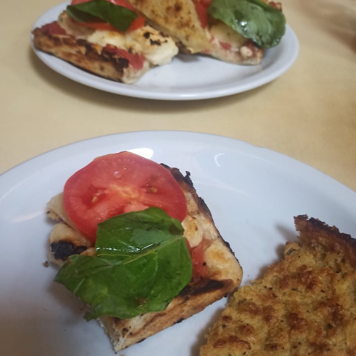 photo of Pizzería Güerrin Pizza Margarita vegana shared by @ailinl on  12 Feb 2023 - review