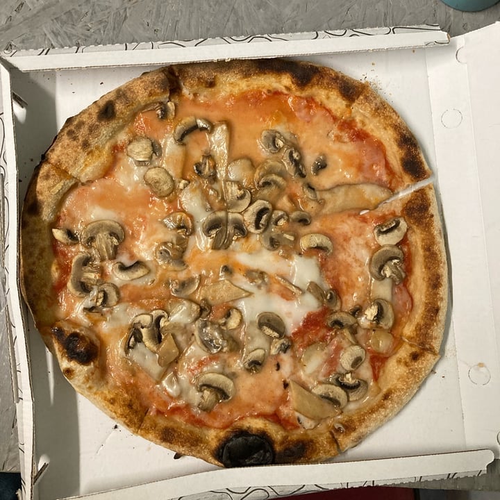 photo of La Sosta pizzeria da asporto pizza seitan funghi e panna shared by @ronnironni on  30 Jun 2023 - review