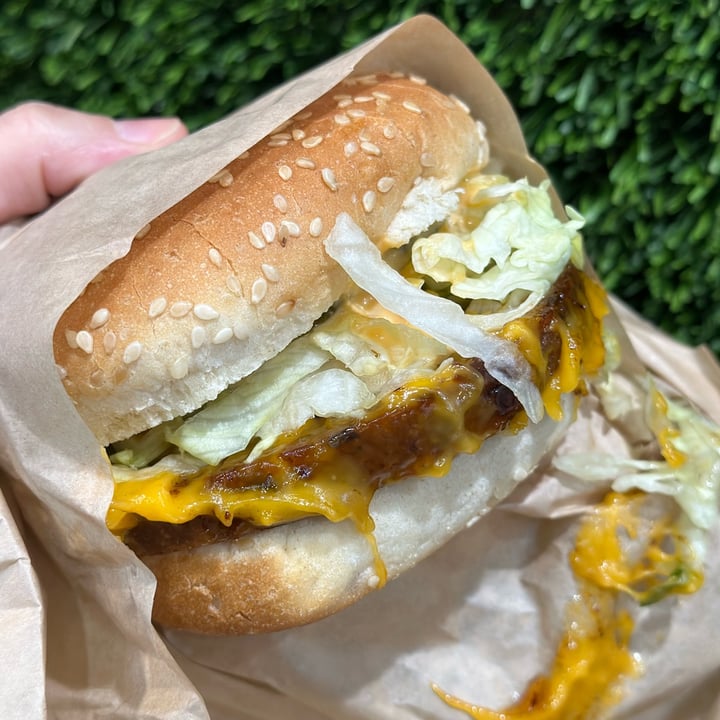 photo of Marty's V Burger Restaurant Double World Famous Original shared by @beatrizvegan on  06 May 2023 - review