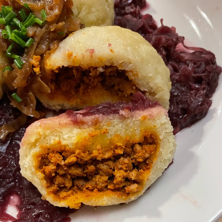 photo of Sociální bistro Střecha Dumplings on red cabbage shared by @ilariaqualcosa on  04 Jun 2023 - review