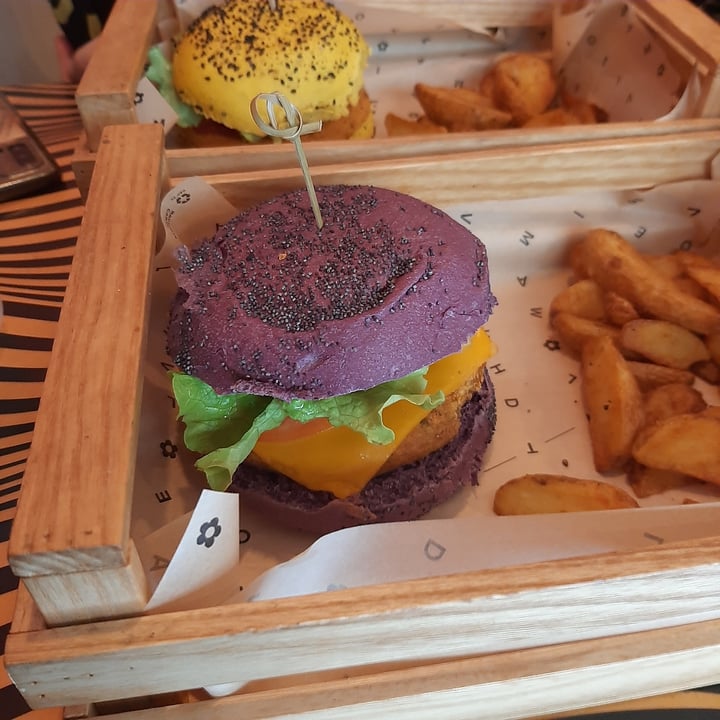 photo of Flower Burger Cheesy Cecio shared by @spina on  09 Mar 2023 - review