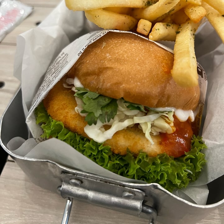 photo of VeganBurg Singapore Chilli Crab Burger Meal shared by @nosaltypopcorn on  04 Jan 2023 - review