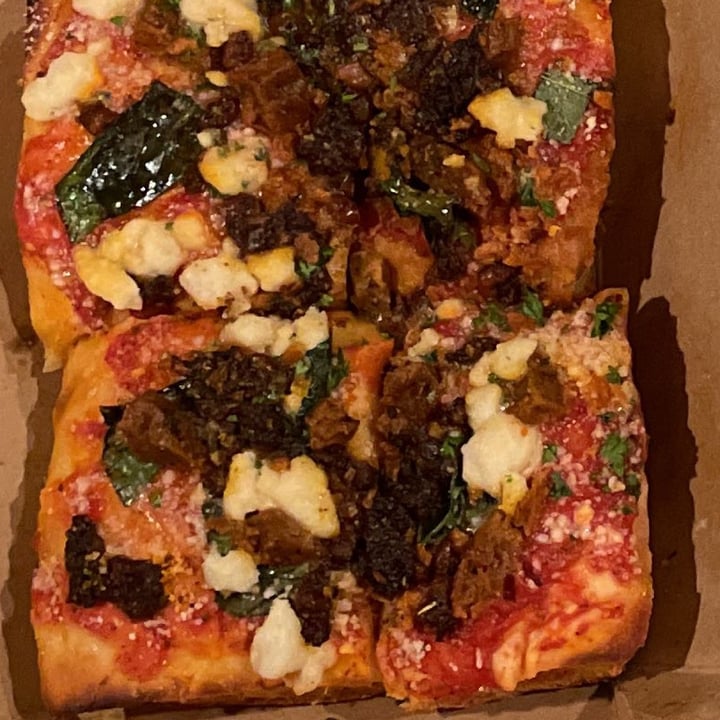 photo of Virtuous Pie Be My Lover Detroit Style Pizza shared by @herbivoracious on  10 Feb 2023 - review