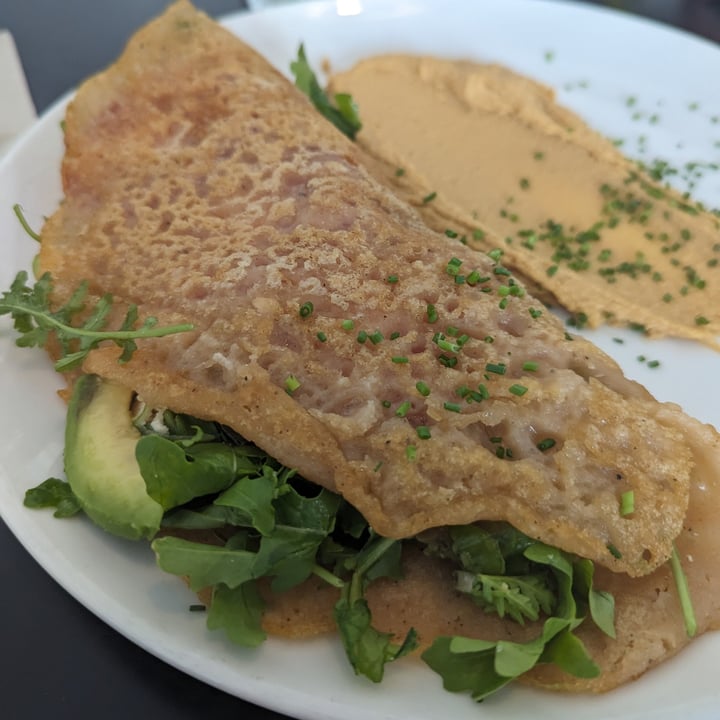 photo of Tarannà Cafè Crepe de lenteja roja, con tofu, aguacate, cherrys y brotes verdes shared by @vanessaprats on  23 Jul 2023 - review