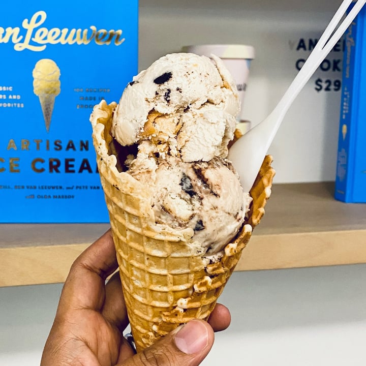 photo of Van Leeuwen Ice Cream Peanut Butter Brownie Honeycomb shared by @vikas on  21 Dec 2022 - review