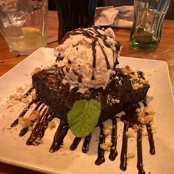 photo of Mad Mad Vegan Brownie con helado shared by @johnnycactus on  11 Feb 2023 - review