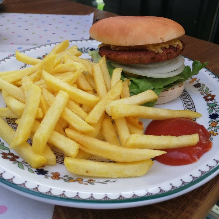 photo of Pizzeria Dorfschänke vegan cheeseburger shared by @chauvick on  14 Aug 2023 - review