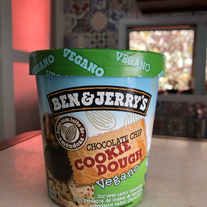 photo of Ben & Jerry's Ben & Jerry’s Vegan Chocolate Chip Cookie Dough chunks shared by @glauciaboner on  01 Apr 2023 - review