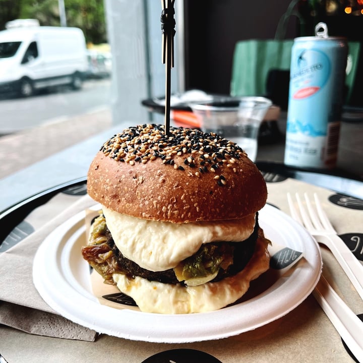 photo of HUG Snoopy HugBurger shared by @soniati on  01 Apr 2023 - review