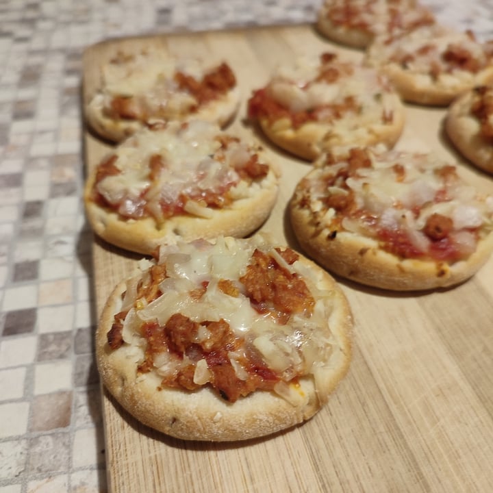 photo of Vemondo Vegan Mini Pizzas Bolognese Style shared by @flouredfingers on  30 Jan 2023 - review