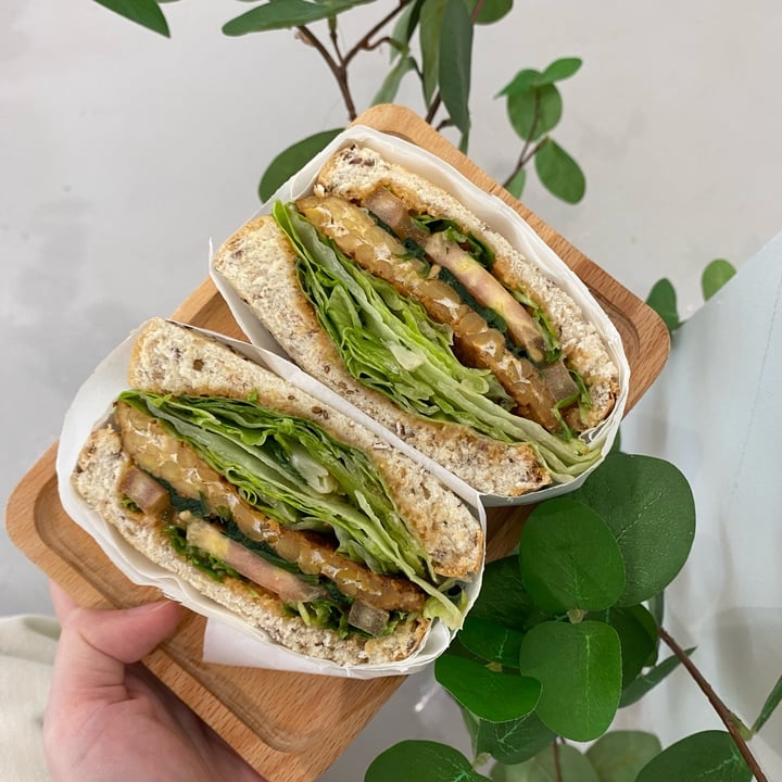 photo of Lilac Oak Peanut tempeh sandwich shared by @dubudubu on  02 Mar 2023 - review