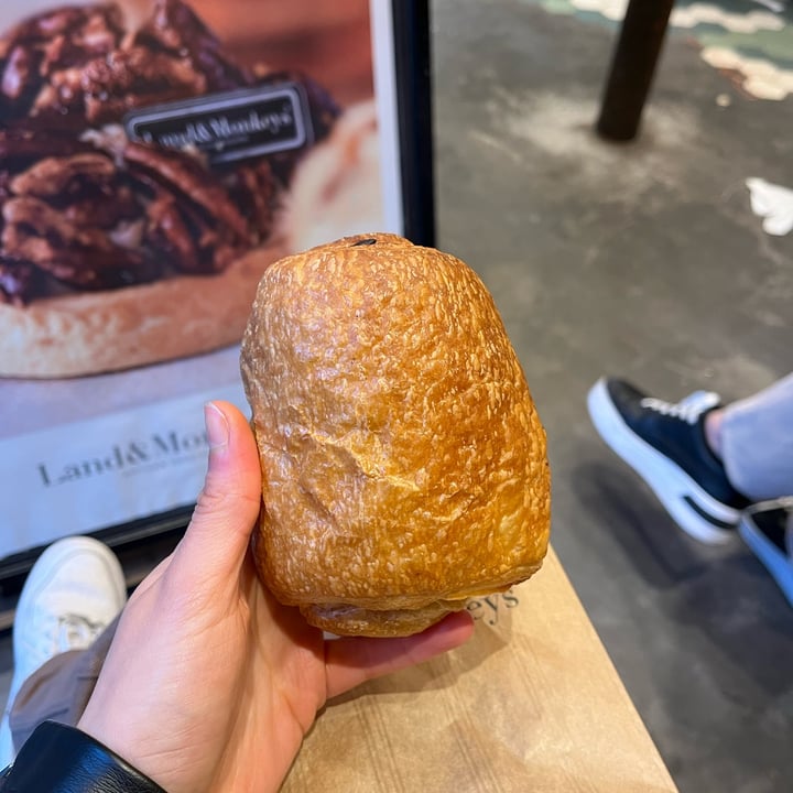 photo of Land&Monkeys Pain au chocolat shared by @giuliazecchini on  26 Mar 2023 - review