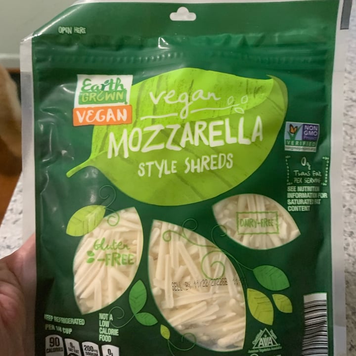 photo of Earth Grown Vegan Mozarella Style Shreds shared by @onehungryvegan on  30 Dec 2022 - review