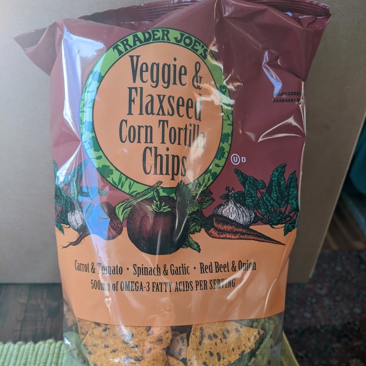 photo of Trader Joe's Veggie & Flaxseed Corn Tortilla Chips shared by @oolaf-13 on  01 Jan 2023 - review