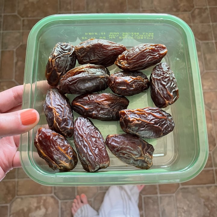 photo of Bard Valley Natural Delights Pitted Fresh Medjool Dates shared by @paws-and-paths on  09 Aug 2023 - review