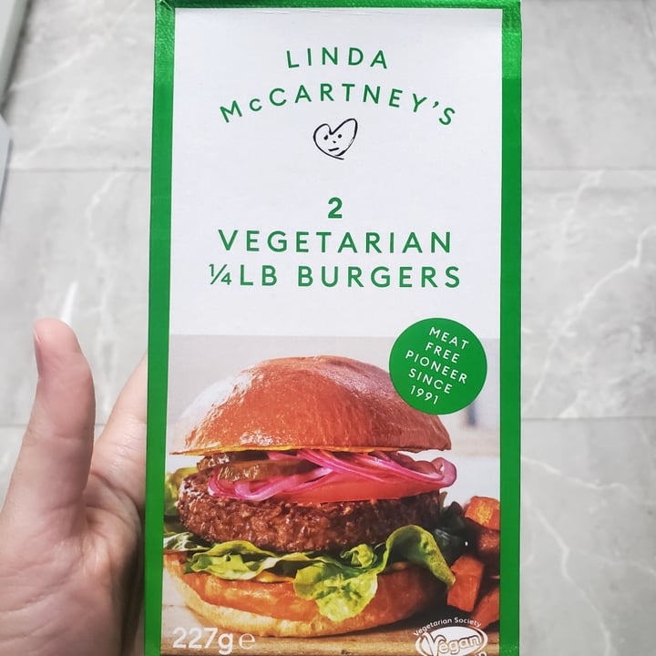 photo of Linda McCartney's 2 vegetarian 1/4 LB burgers shared by @whatacuriousnotion on  12 Jun 2023 - review