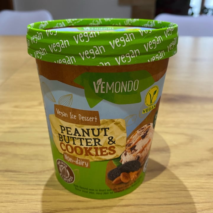 photo of Vemondo Gelato burro d'arachidi e biscotti shared by @ilariaaiello on  09 Mar 2023 - review